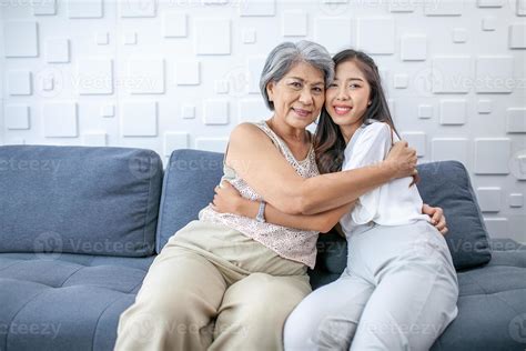 Watch Grandma AV Online .
